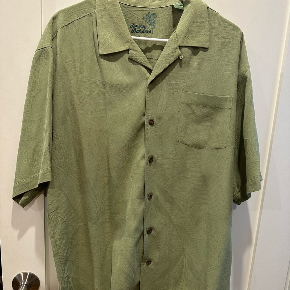 Lightly worn. Tommy Bahamas 100% silk short sleeve men’s shirt